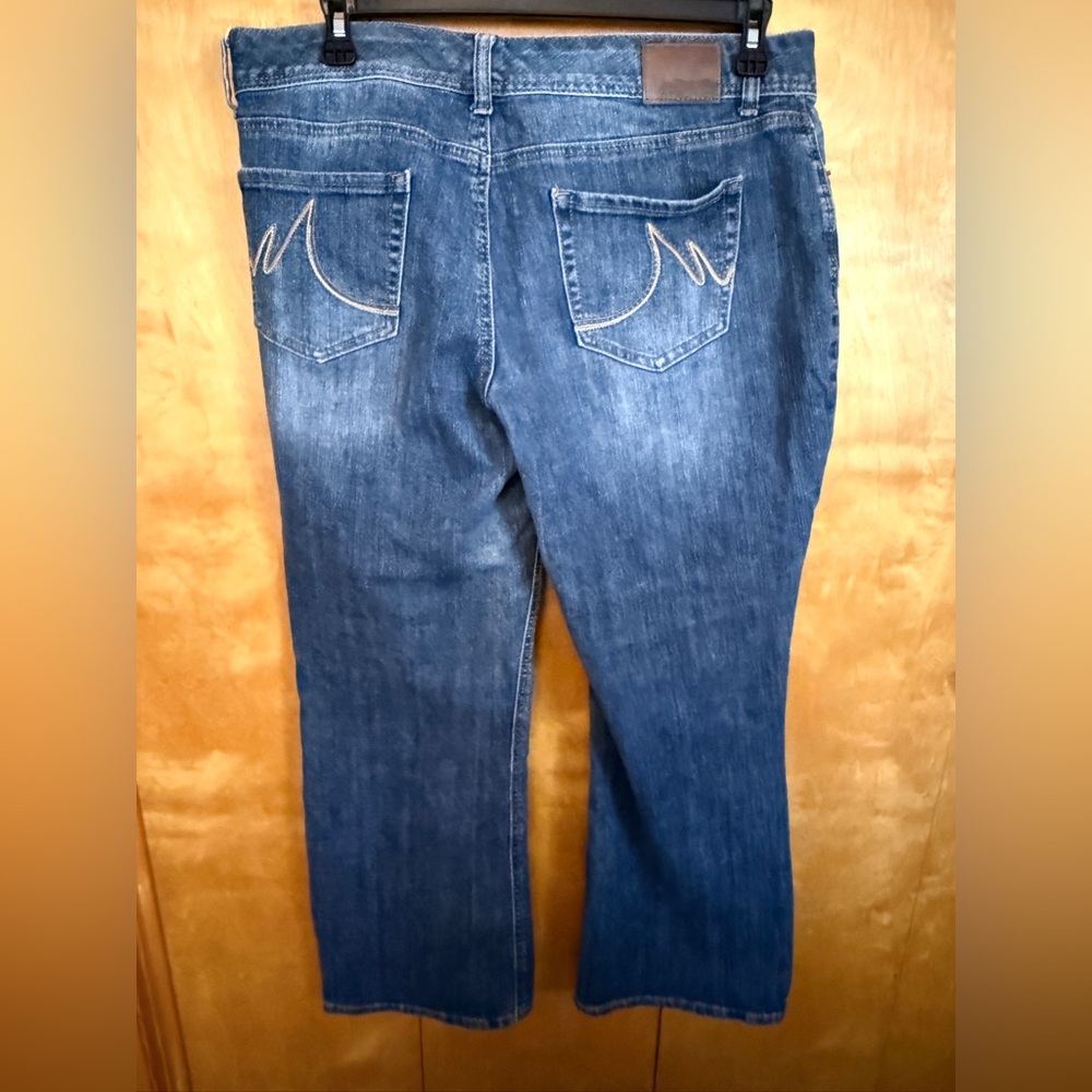 Maurices Curvy medium wash Blue Jeans Size 15/16 Short - Picture 2 of 9